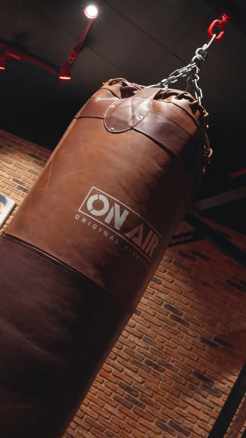 🔥 UN ESPACIO ENTERO PARA EL COMBATE Y EL RENDIMIENTO

En la zona Boxeo & MMA, cada movimiento cuenta. Aquí vienes para superarte, romper tus límites y trabajar tanto tu cuerpo como tu mente.
Entrena en un ambiente motivador, rodeado(a) de personas apasionadas que comparten tu misma determinación.
Este espacio ha sido diseñado para que cualquiera pueda expresarse plenamente en su entrenamiento, sea cual sea su nivel.

⏳ Apertura pronto en MÁLAGA – Únete a la comunidad On Air Fitness en la bio
#onairfitness #gimnasio #musculacion #fitness #comingsoon