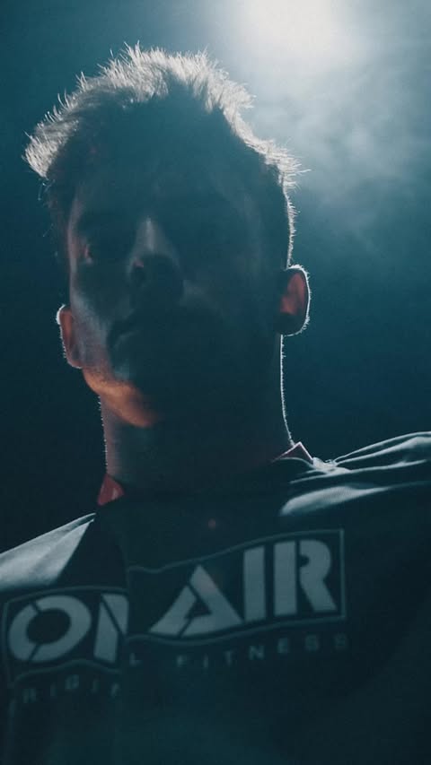 💥 Cuando On Air Fitness está en obras… llamamos a los refuerzos 💥
Y no a cualquiera…
Solo faltan los últimos retoques y 1200 m² estarán listos para ti:
Fuerza – Cardio – Entrenamiento Híbrido – Boxeo & MMA – Ladies – Halterofilia.

⏳ Apertura pronto en MÁLAGA
📲 Apúntate ahora desde el enlace en la bio y únete al equipo.
#onairfitness #comingsoon #fitness #fuerza #cardio #mma #boxeo #gimnasio