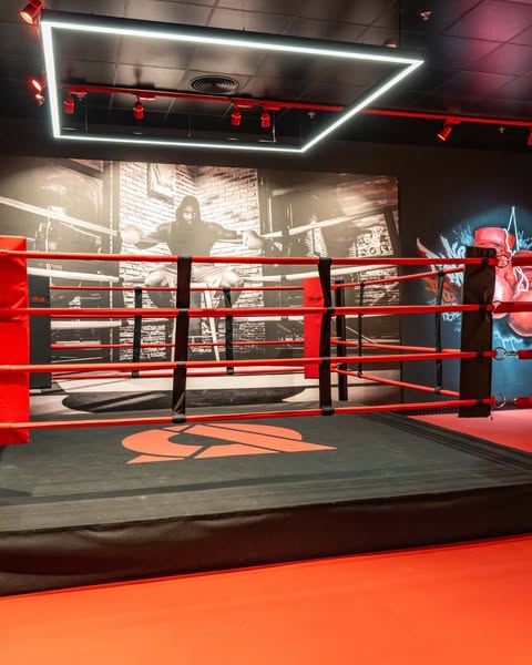 Donde el boxeo deja de ser un entrenamiento y se convierte en experiencia.🥊

Nuestra zona de Boxeo y MMA está diseñada para que cada sesión se sienta diferente.
Un espacio totalmente diseñado para que cambie tu energía al entrar en la sala: sacos personalizados, jaula de MMA con estándares internacionales y un ring reglamentario que eleva tu entrenamiento a otro nivel.💪🏼

Tanto si empiezas desde cero como si ya dominas la disciplina, este es un espacio para mejorar, aprender y sentir el boxeo y el MMA como nunca antes.

Esta es tu zona.
Bienvenido al Boxeo y MMA de ON AIR Fitness.🥊