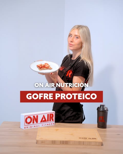 Gofre proteico 🧇
Por @sandralorden

🫙 Ingredientes (~30gr de proteína ~300kcal)
• 30-35 gr (1 scoop) de proteína en polvo de vainilla (u otro sabor)
• 30 gr de harina de avena
• 40 ml de leche
• 1 clara de huevo
• 1/2 banana

🍓Toppings:
• Fresas o frutos rojos
• 1 cuchara de crema de cacahuete (opcional)

Preparación:
1️⃣ Añade los ingredientes en la batidora
2️⃣ Bate hasta que quede una masa homogénea 
3️⃣ Calienta la gofrera
4️⃣ Vierte la masa en la gofrera y espera 3 minutos
5️⃣ Añade las fresas cortadas en rodajas y añade la crema de cacahuete

Disfruta de tu postre protéico 😋

¡Etiquétanos en tus stories si haces esta receta!