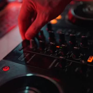 En ON AIR Fitness, cada entrenamiento se transforma en una experiencia única. Nuestro ADN combina deporte, diseño y música para crear un espacio donde moverte se siente diferente.

🎧 Música en directo 
Llevamos el ritmo al siguiente nivel con eventos de DJ en vivo que convierten cada sesión en un momento inolvidable. Entrenar aquí no solo es entrenar: es vivirlo.
Máquinas de alta gama, espacios diseñados al detalle y una energía que solo se vive en ON AIR.

Bienvenido a ON AIR Fitness. Donde entrenar suena diferente.