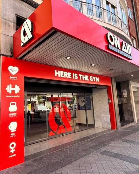 Hoy abre sus puertas ON AIR Fitness Madrid Delicias: 2200 m² de diseño, tecnología de
vanguardia y música que lo impulsa todo. 

Cardio premium de Life Fitness, equipamiento de élite de Eleiko y Glute Builder, fuerza Hammer Strength con estilo y una atmósfera underground que te lleva más allá del entrenamiento.

Un espacio pensado para superar tus límites desde el primer día. ¿Listo para entrar en modo ON AIR? 🔴