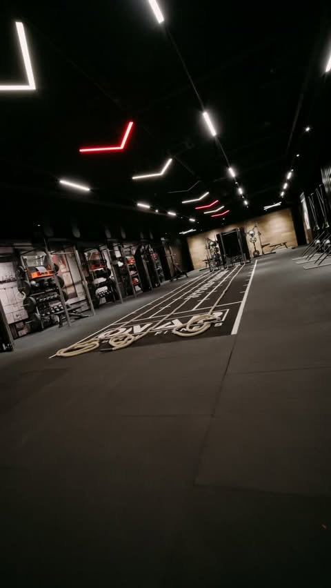 Um espaço desenhado para quem não se conforma com apenas um ✨
A zona Hybrid da ON AIR Fitness Braga Liberdade tem tudo: três pistas para trenó, skiergs,
remos e máquinas Hammer Strength
Força, potência e cardio num mesmo espaço 🔥
Estás pronto para o desafio? 💪