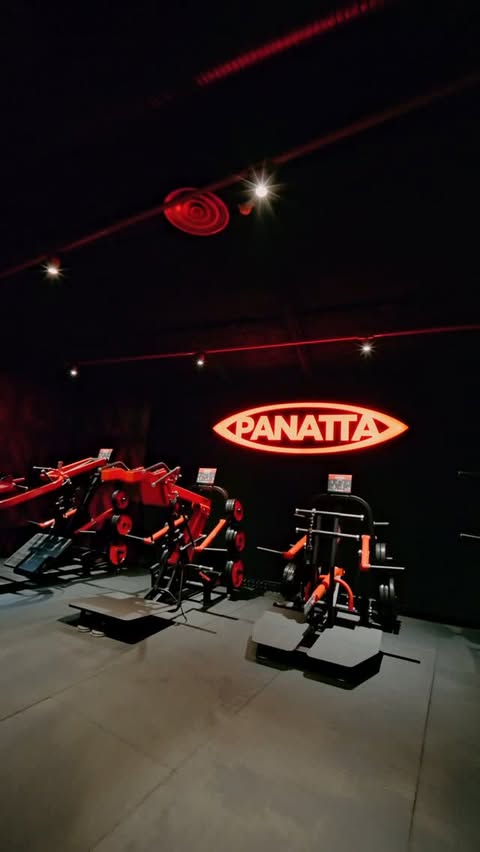 Design italiano, rendimento de élite 🔥
A zona Panatta da ON AIR Fitness Braga Liberdade está equipada com as máquinas de
@panattasport para que cada treino seja uma experiência de alto nível 🏋
Robustez, precisão e estética em cada movimento
Porque o detalhe também importa quando se trata do teu corpo 🔥