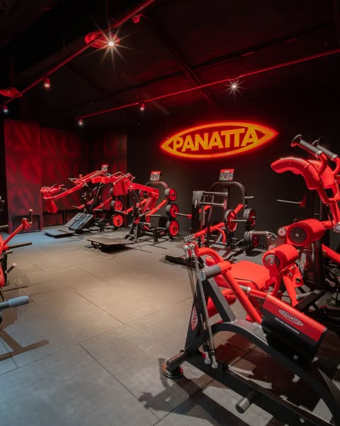 Conheces a engenharia italiana aplicada ao fitness? 
🔥 As máquinas de @panattasport na ON AIR Fitness Braga Liberdade combinam biomecânica
avançada com um acabamento premium para que cada exercício seja exatamente como deve
ser 💯
Musculação guiada ao mais alto nível para quem não se conforma com menos 💪
Vem sentir a diferença 🚀