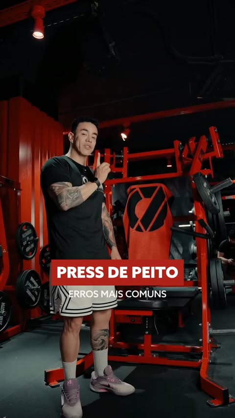 Erros comuns no press de peito na máquina convergente Hammer ⚠️
Este exercício parece simples, mas repeti-lo mal pode custar-te resultados... e ombros 👀
Revê a técnica correta e treina com critério 💪