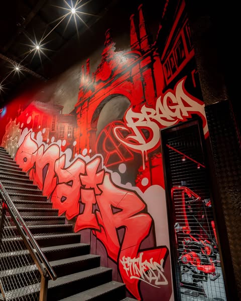 Cada canto tem algo para te dizer. 🔥
Os quadros, o grafiti, o metal, as luzes… tudo está desenhado para que assim que entres, a tua mente saiba que é hora.
Não é apenas um ginásio. É um espaço onde o ambiente trabalha contigo.😉