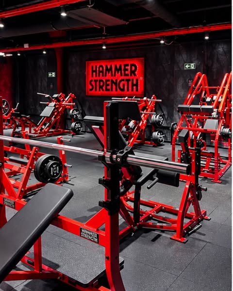 Ayer abrió sus puertas el segundo club en Málaga, ON AIR Fitness Málaga Soho: 2000 m² de diseño, tecnología de vanguardia y música que lo impulsa todo 🔴

Cardio premium de Technogym, equipamiento de élite de Eleiko, Glute Builder y Life Fitness, fuerza Hammer Strength con estilo y una atmósfera underground que te lleva más allá del entrenamiento.

Un espacio pensado para superar tus límites desde el primer día. ¿Listo para entrar en modo ON AIR? 🔥