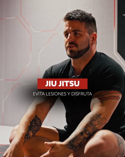 El jiu jitsu es duro, pero no tiene por qué lesionarte 🥋
Con un buen calentamiento y cabeza puedes evitar lesiones y disfrutar de todos sus beneficios: más fuerza, menos estrés, más confianza y gente increíble a tu lado. 

💬 ¿Cuál es el mejor consejo que te han dado en el tatami? Te leemos en comentarios.